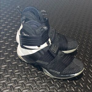 Nike LeBron Soldier 10 Black White Mens Size 13 Basketball Shoes